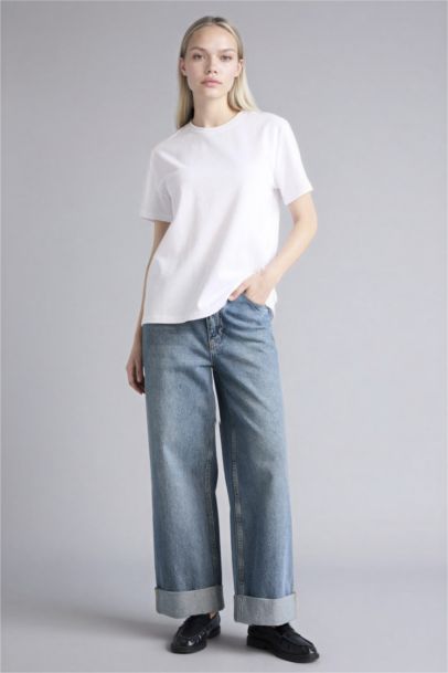 تيشيرت أبيض عادي قصة عادية برقبة مستديرة