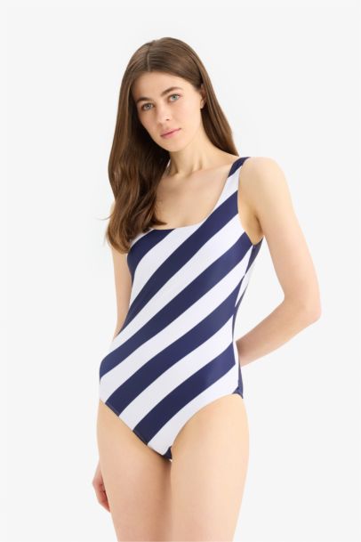 مايو من مخطط قصة عادية من Fall in Love