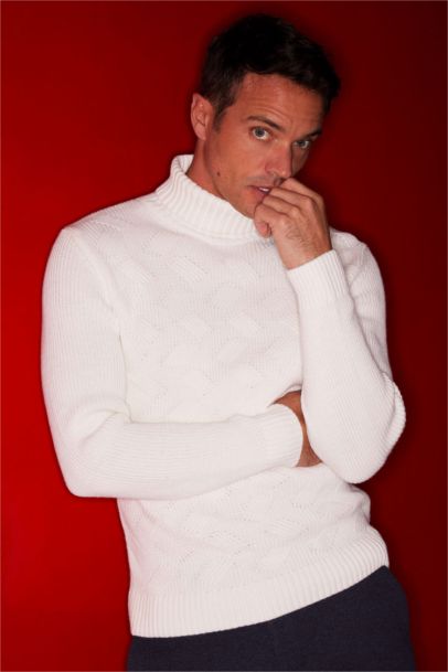 Свитер стандартного кроя с воротником