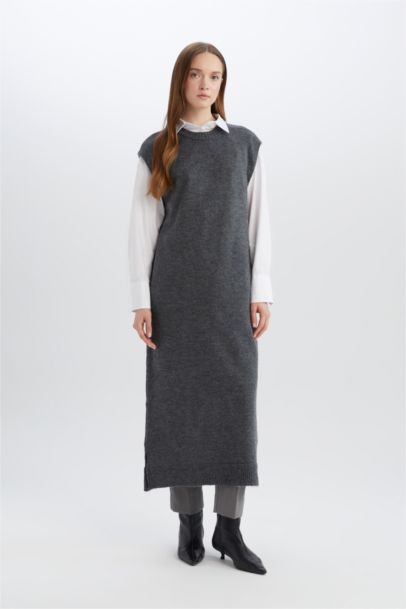 Regular Fit Crew Neck Long Knitted Vest