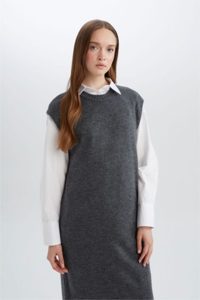 Regular Fit Crew Neck Long Knitted Vest