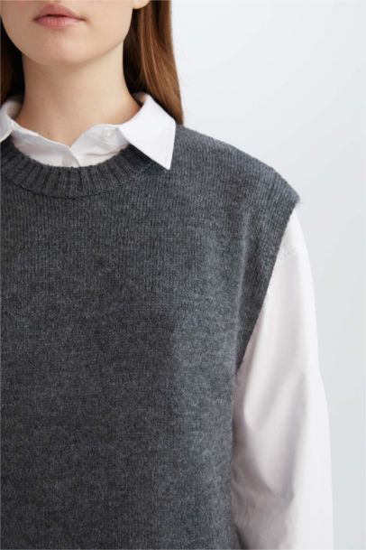 Regular Fit Crew Neck Long Knitted Vest