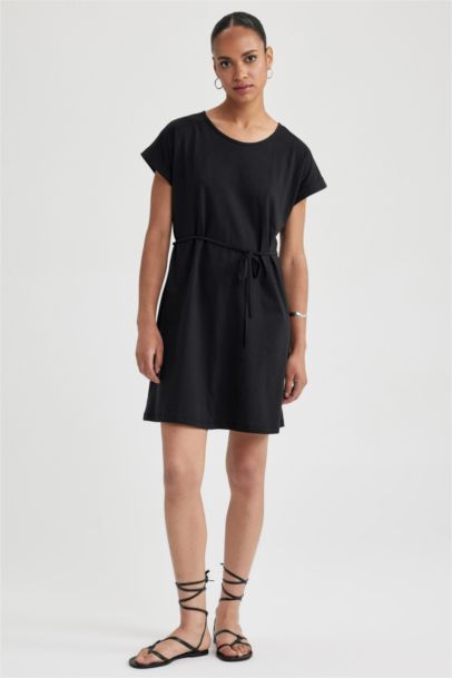 فستان نص ردن بقصة A بياخة مستديرة