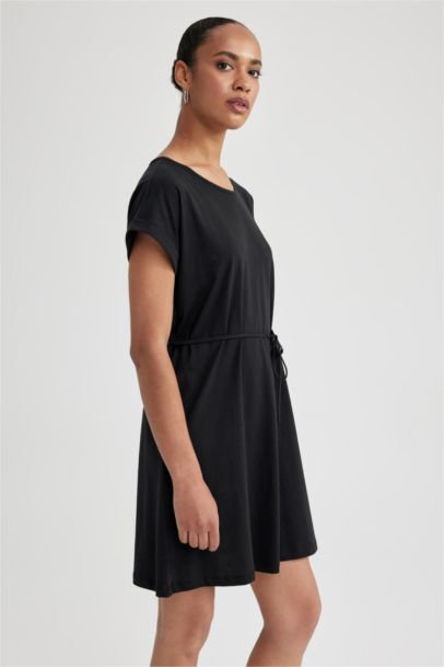 فستان نص ردن بقصة A بياخة مستديرة