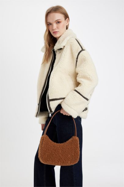 جنطة يد نسائي  بيزك قطيفة