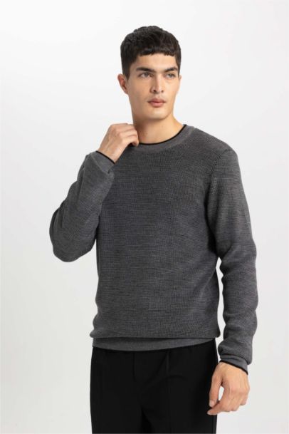 Standard Fit Crew Neck Pullover