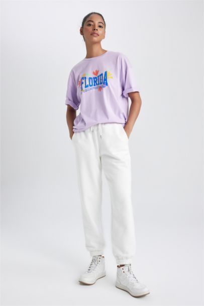 تيشيرت نص كم بطبعة شعار واسع برقبة مستديرة