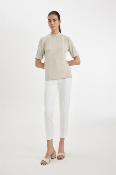 تيشيرت نص كم مضلع قصة عادية برقبة عالية