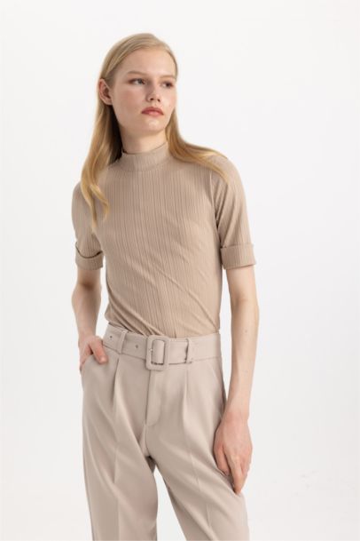 تيشيرت نص كم قصة عادية برقبة عالية