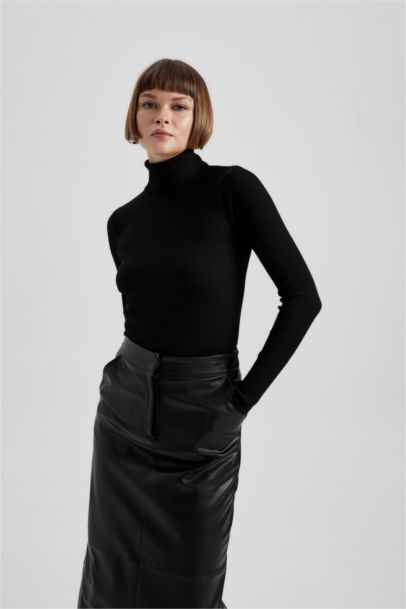 بلوفر سليم فيت بياقة مدورة