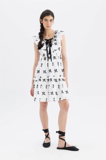 فستان قصير مطرز بوديكون بياخة V من Lug Von Siga x DeFacto