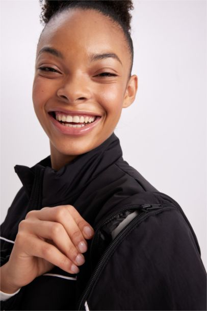 Su İtici Mont Rüzgar Geçirmez Dik Yaka Çıkarılabilir Kol Detaylı Cepli Astarlı