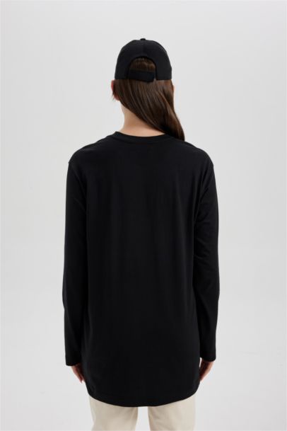 تونيك كم طويل بطبعة شعار قصة عادية