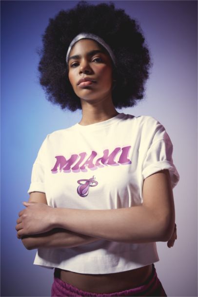 تيشيرت نص كم برقبة مستديرة من ميامي هيت