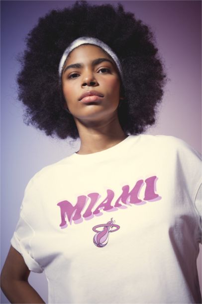تيشيرت نص كم برقبة مستديرة من ميامي هيت