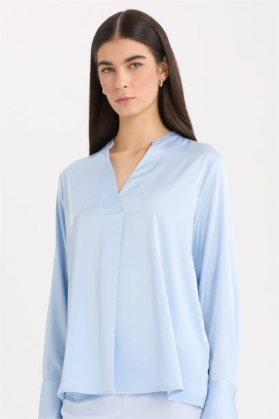 Blouse en satin à col V et manches longues à coupe régulière
