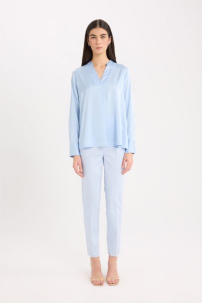 Blouse en satin à col V et manches longues à coupe régulière