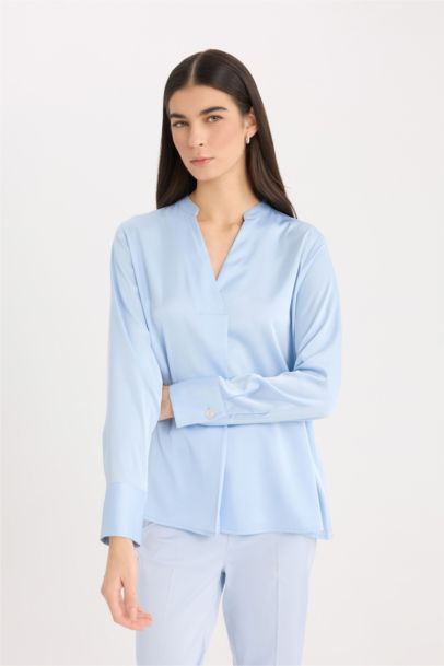 Blouse en satin à col V et manches longues à coupe régulière