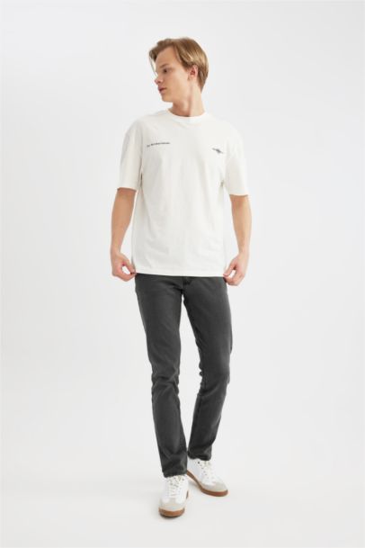 تيشيرت نص ردن قصة مريحة بطبعة شعار