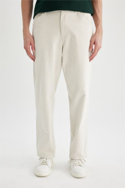 بنطرون ممزوج بالكتان قصة مريحة ورجل عادي