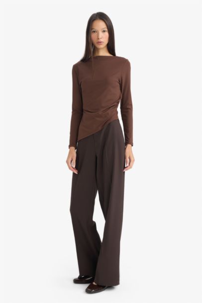 بنطرون قصة مستقيمة وخصر عالي