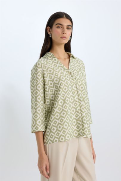 Рубашка стандартного кроя с V-образным вырезом