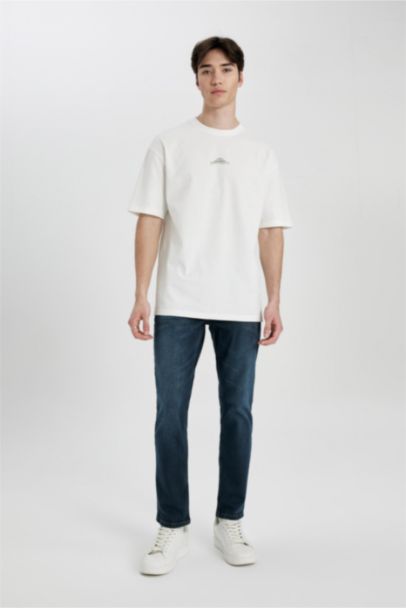 تي شيرت مطبوع قصة مريحة بياقة مستديرة