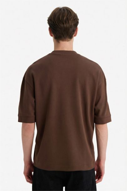 تيشيرت نص كم قصة فضفاضة قماش يسمح بمرور الهواء