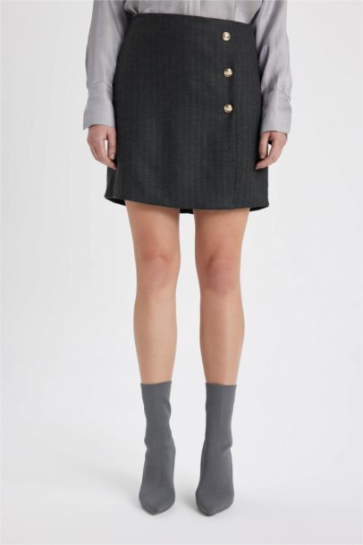 جيبة قصيرة بقصة A بخصر عادي مبطن