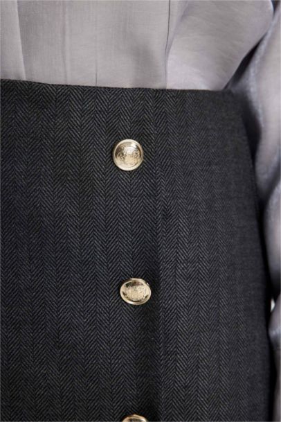 جيبة قصيرة بقصة A بخصر عادي مبطن