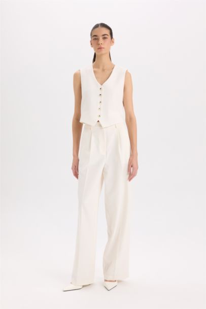 Жилет пиджак с V-образным вырезом и пуговицами