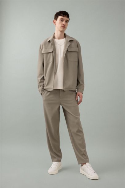 سروال بقصة مستقيمة ورجل عادي مرن