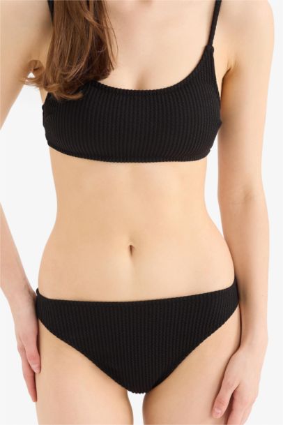 كلوت بكيني قصة عادية من Fall in Love