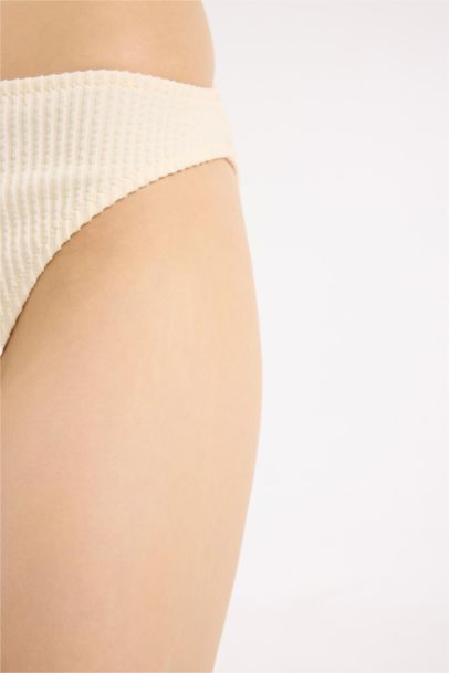 كلوت بكيني قصة عادية من Fall in Love