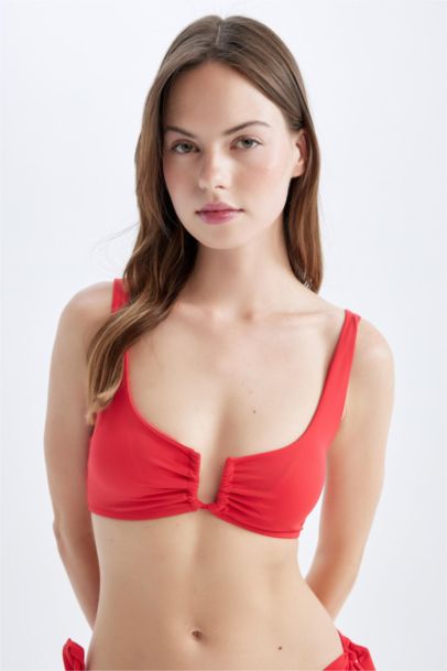 بيكيني توب قصة عادية من Fall In Love