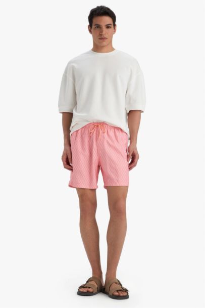 Short de bain court imprimé avec doublure en filet