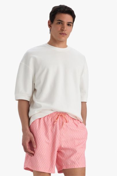 Short de bain court imprimé avec doublure en filet