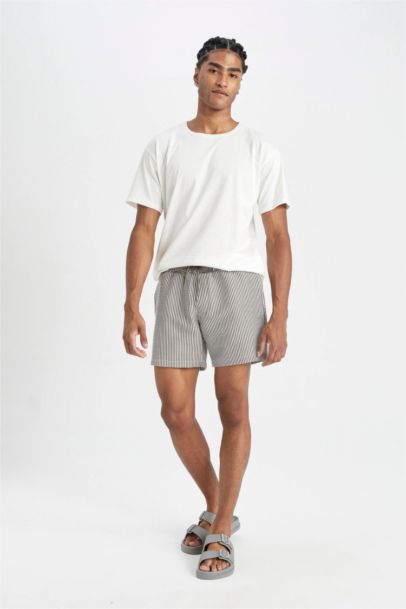 شورت بحر قصير مخطط