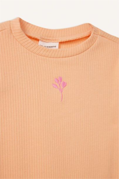 تيشيرت بنات نص كم مضلع قصة عادية برقبة مستديرة