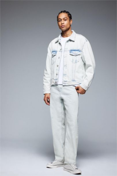 بنطلون جينز قصة فضفاضة برجل ضيقة وخصر عادي