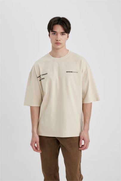 تيشيرت نص كم قصة فضفاضة جيرسي بطبعة من الخلف