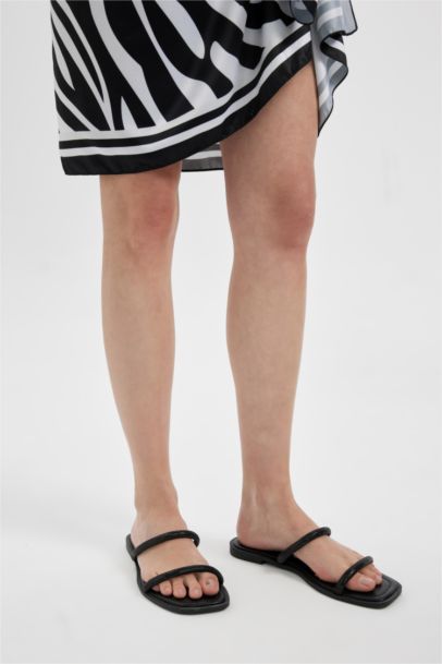 Woman Flat Sole Double Banded Faux Leather Slippers