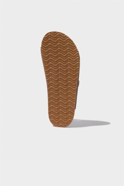 شبشب اولادي جلد صناعي بكعب مسطح بني