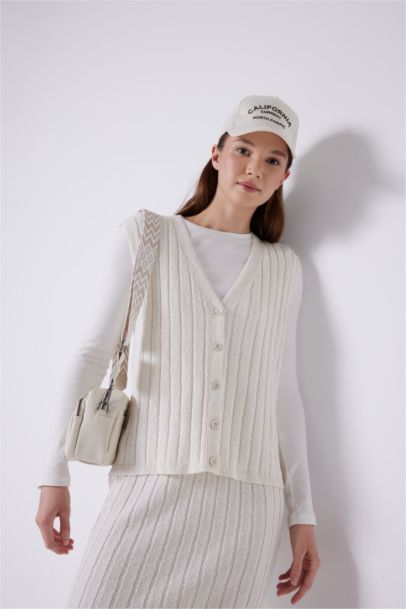 بلوفر تريكو كت قصة عادية بياقة V