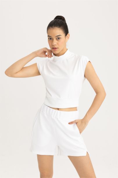 تي شيرت كروب توب نص كم بياقة عالية