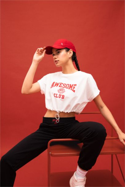 تيشيرت قصير نص كم بطبعة شعار من DeFactoFit