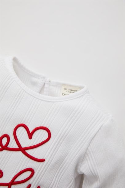 تيشيرت بناتي كم طويل بطبعة شعار وقصة عادية