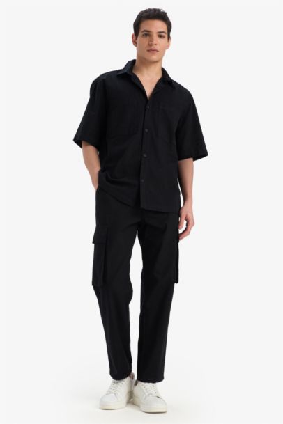 سروال واسع بمظهر كتاني بجيوب كارجو