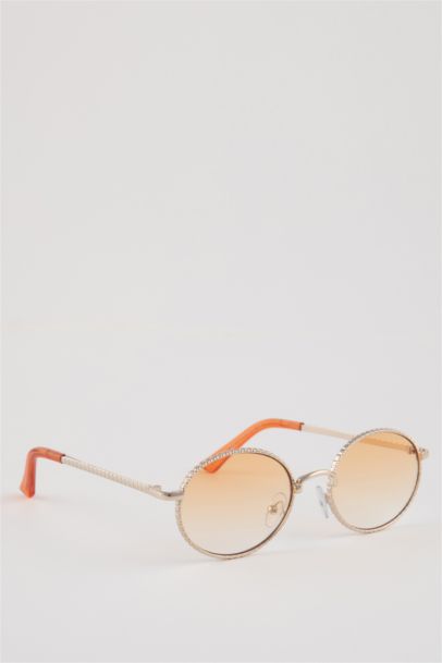 Woman Round Sunglasses
