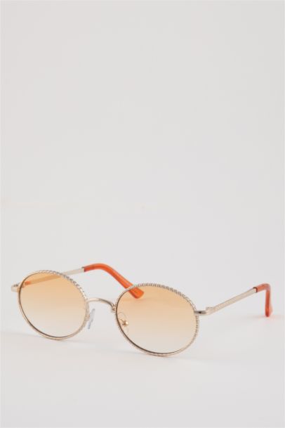 Woman Round Sunglasses
